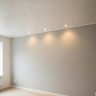 Tre indbygningsspots i et loft